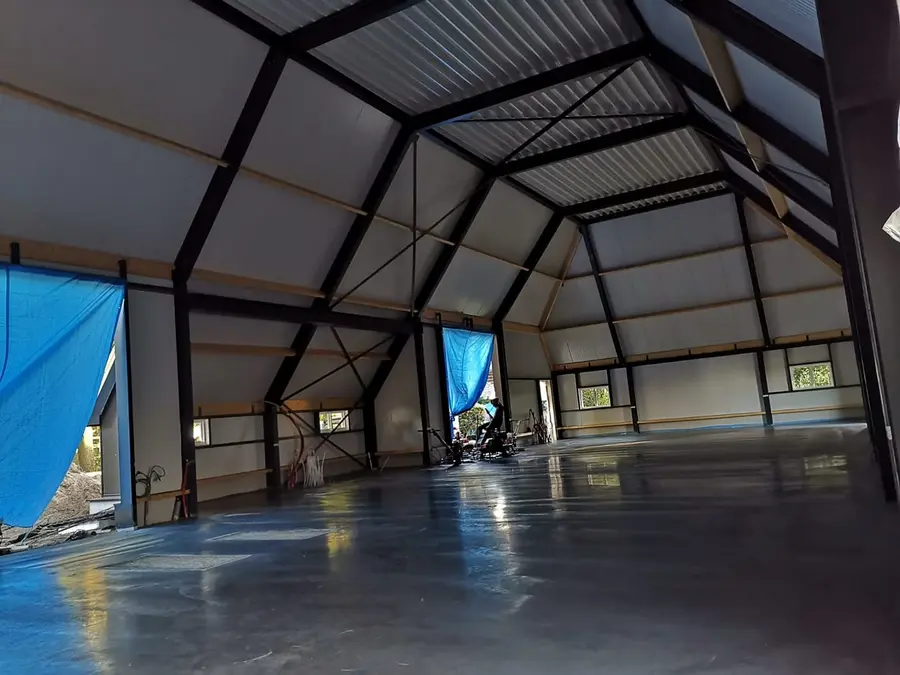 Ruw storten en lasergestuurd verdichten van betonvloer